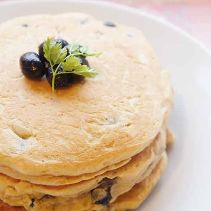 話題の大豆粉が味わい深い！黒豆パンケーキ